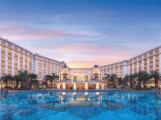 三亚湾皇冠假日度假酒店主图