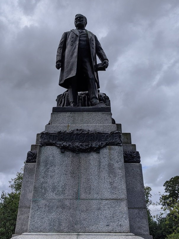 Andrew Carnegie Statue-丹弗姆林必去景点