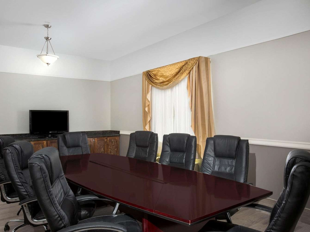 雷蒙德维尔拉昆塔温德姆套房酒店主图