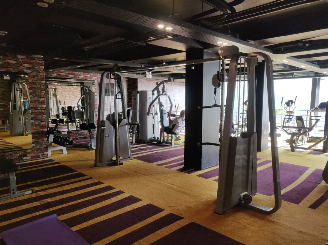 The Golden Crown Hotel主图