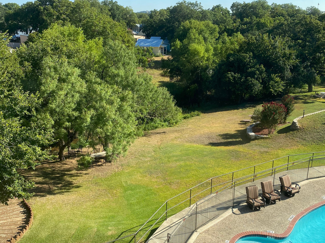 拜伦斯河酒店主图