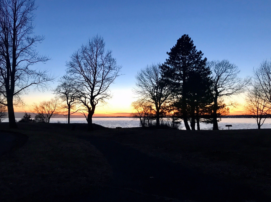 Five Mile Point Light景点图片