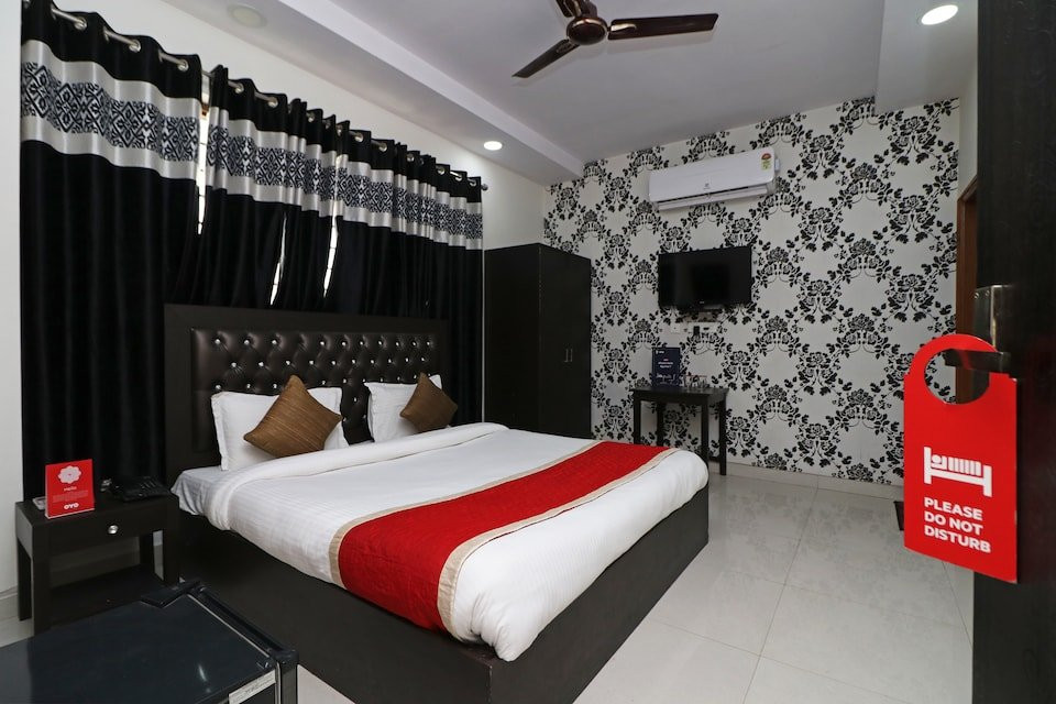 OYO 11717 Gold Star Suits主图