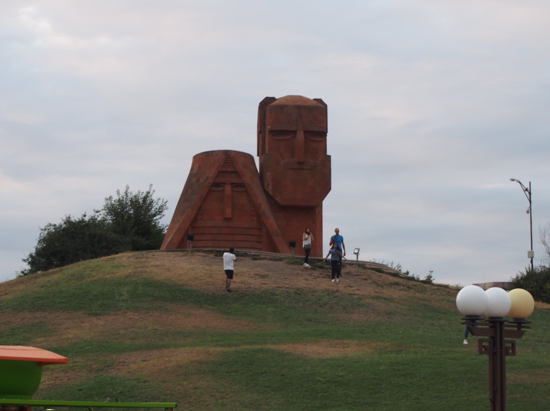 Sculpture "We are our mountains"-斯捷潘纳克特必去景点
