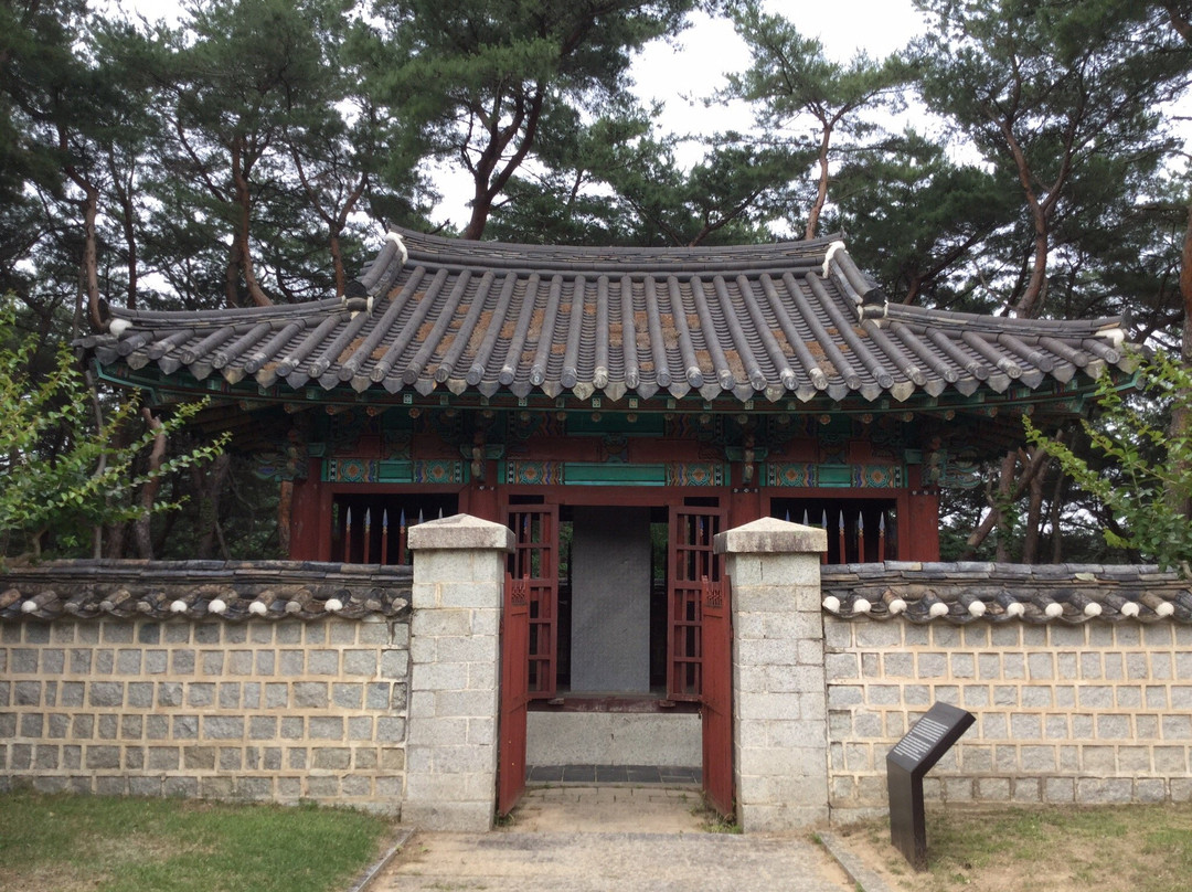 Tomb of General Kim Yu Shin景点图片