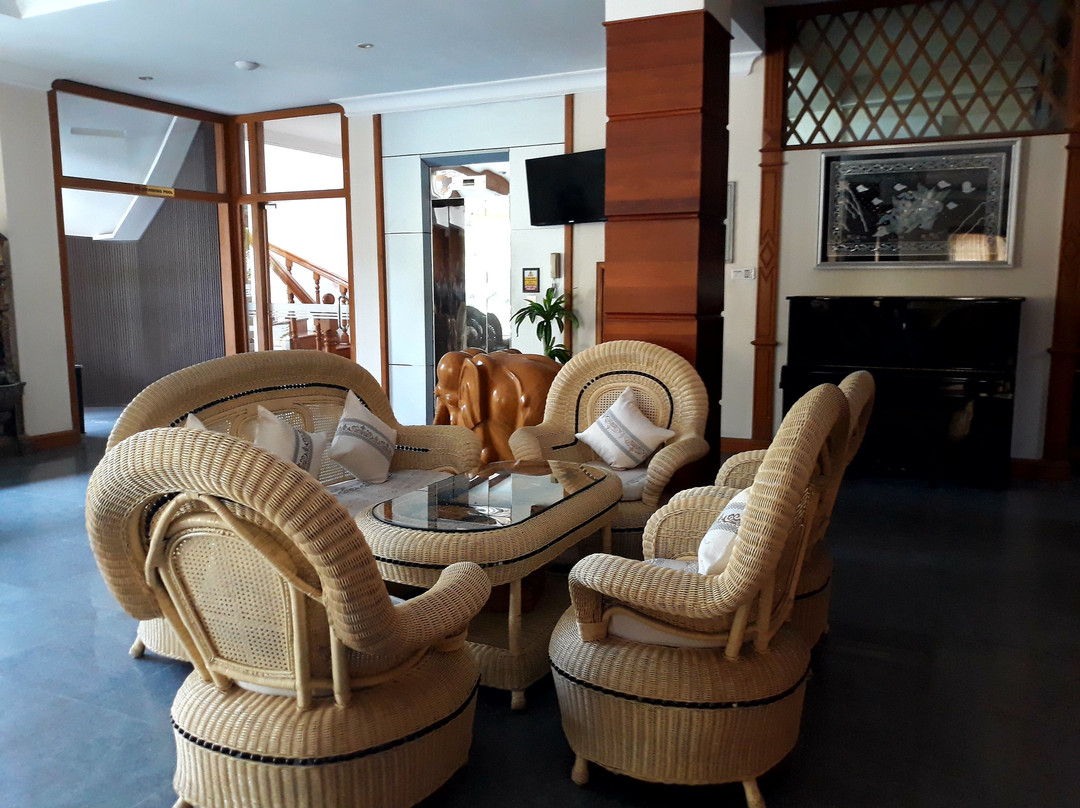 阿亚尔瓦蒂河景酒店主图