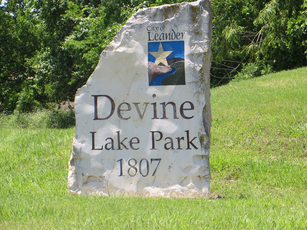 Devine Lake Park景点图片