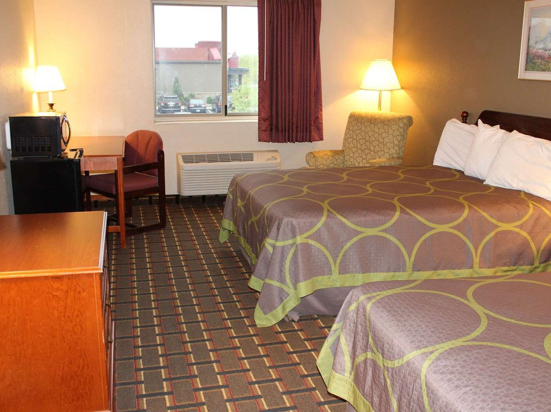 瓦尔帕莱索速8酒店主图