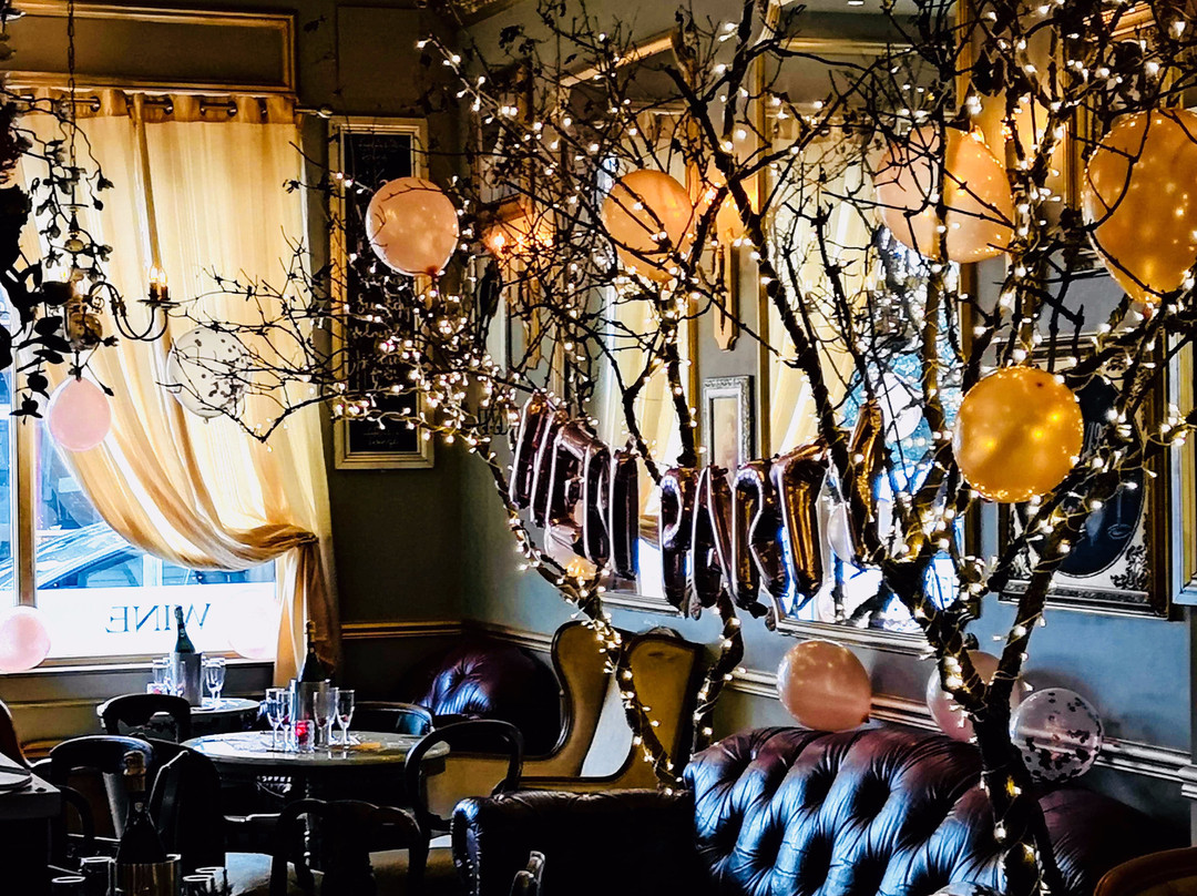 Grays Lounge-惠特利湾必去景点