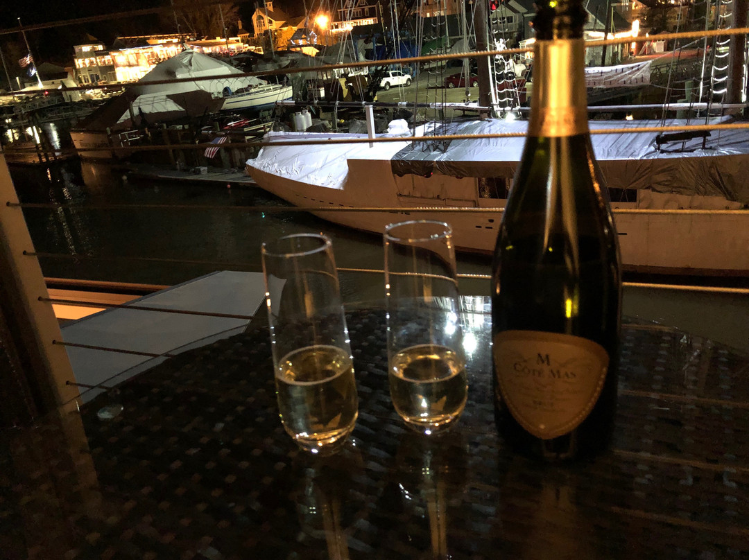 Boathouse Waterfront Hotel主图