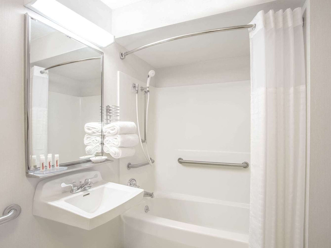 Baymont by Wyndham Freeport主图