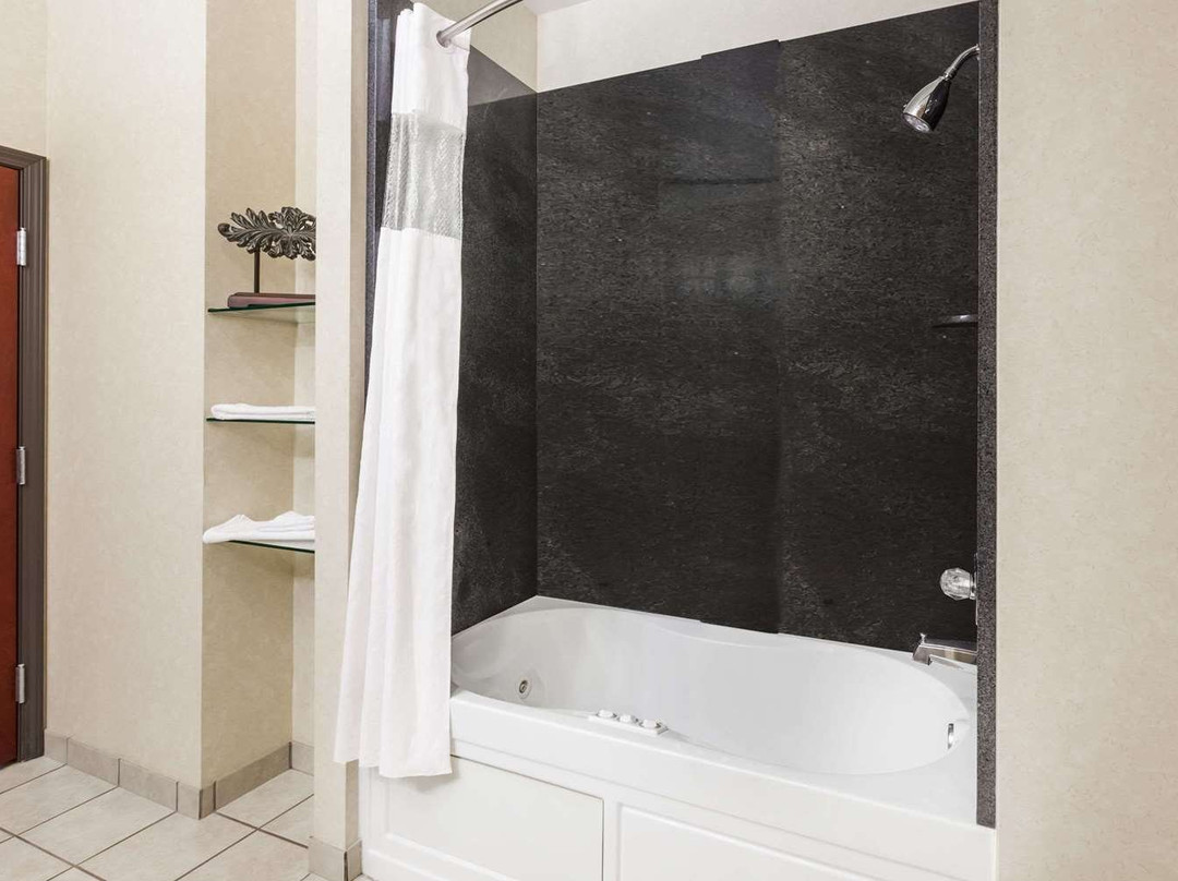 Baymont by Wyndham Henderson主图