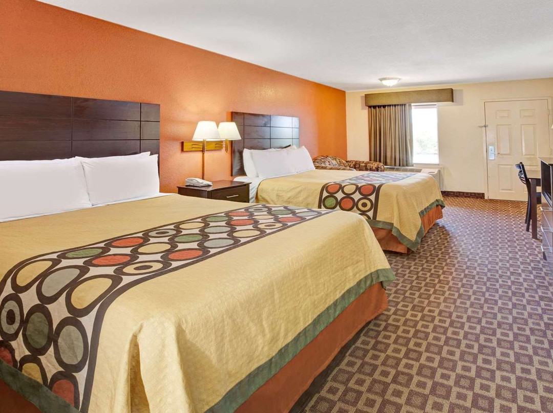 贝敦速8酒店主图