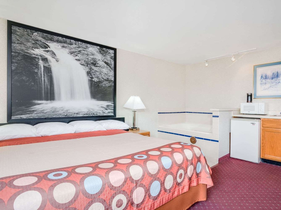 托玛速8酒店主图