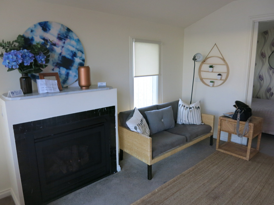 By The Seaside主图