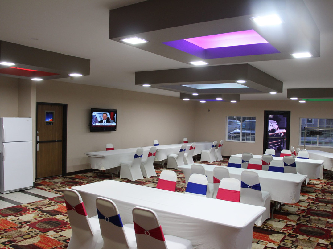 Westbridge Inn & Suites主图