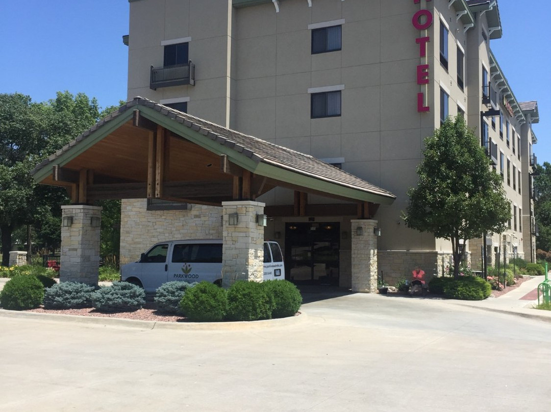 Parkwood Inn & Suites主图