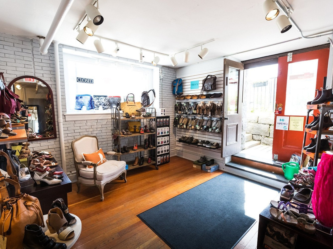 The Red Pair Shoe Store景点图片