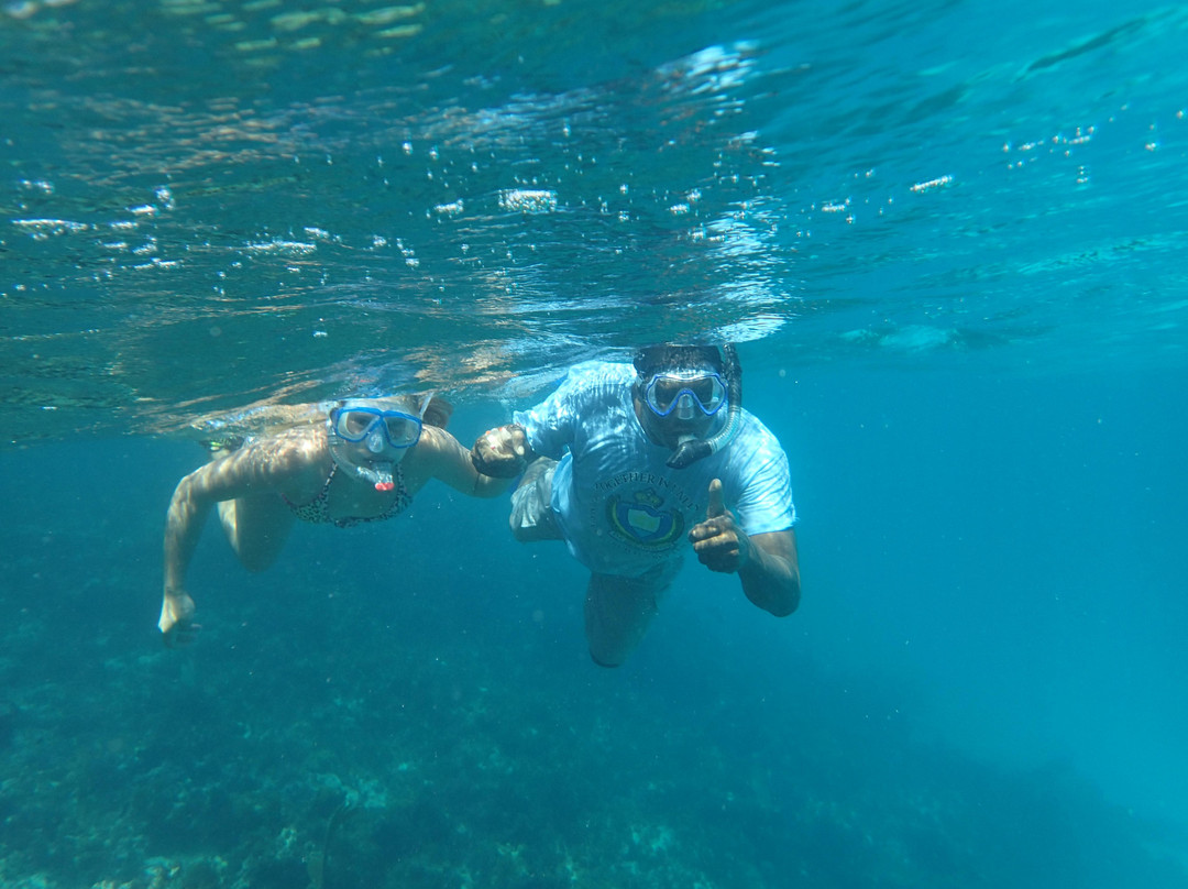 Junior's Glass-Bottom Boat-West End Village必去景点