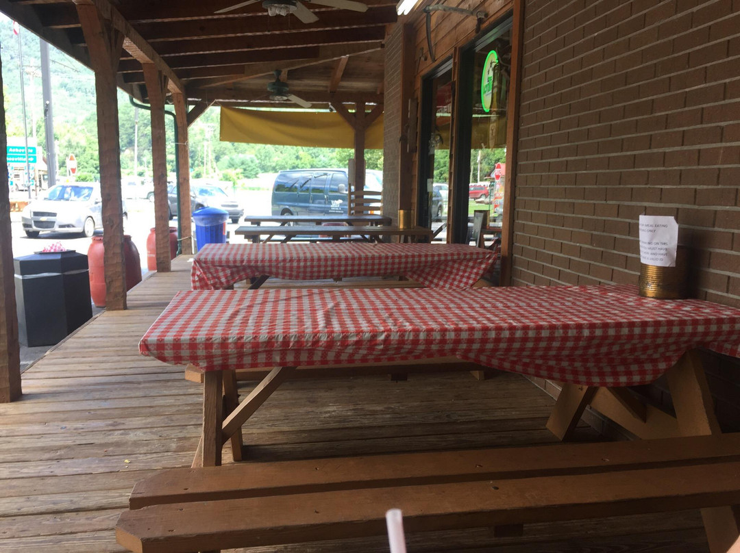 Del Rio餐馆和美食-Pigeon River Smokehouse