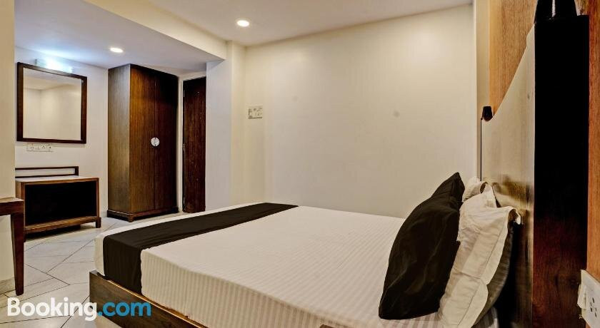 OYO Flagship Hotel Golden Nest