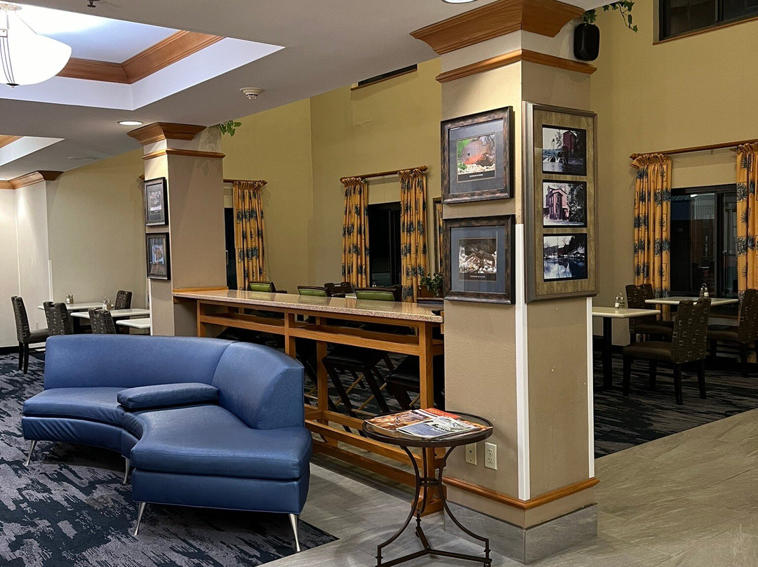 Crossroads Inn & Suites主图