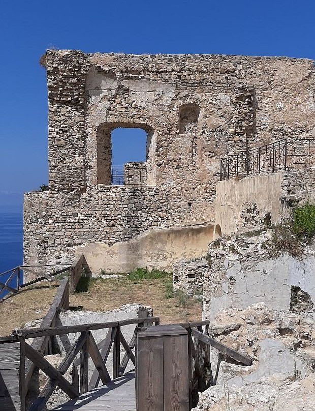 Castello Della Valle-Fiumefreddo Bruzio必去景点