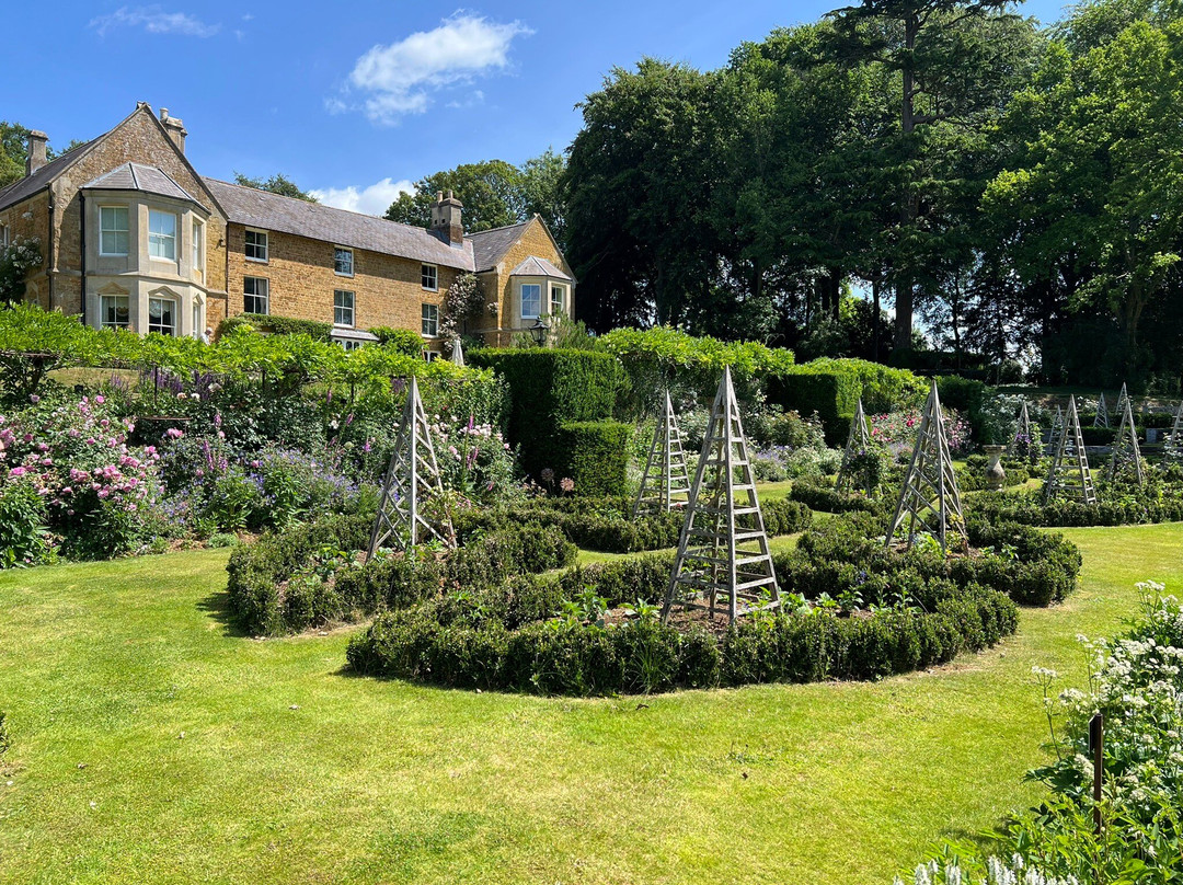 Broughton Grange Garden景点图片