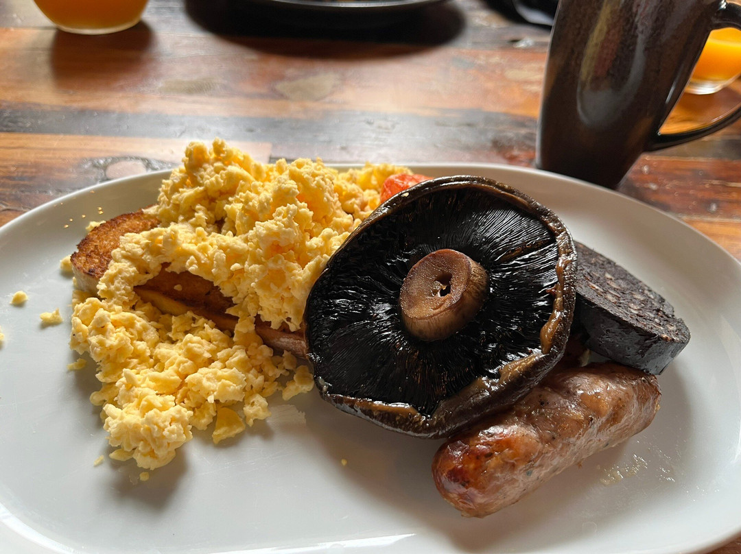 The Sun Hotel & Bar主图