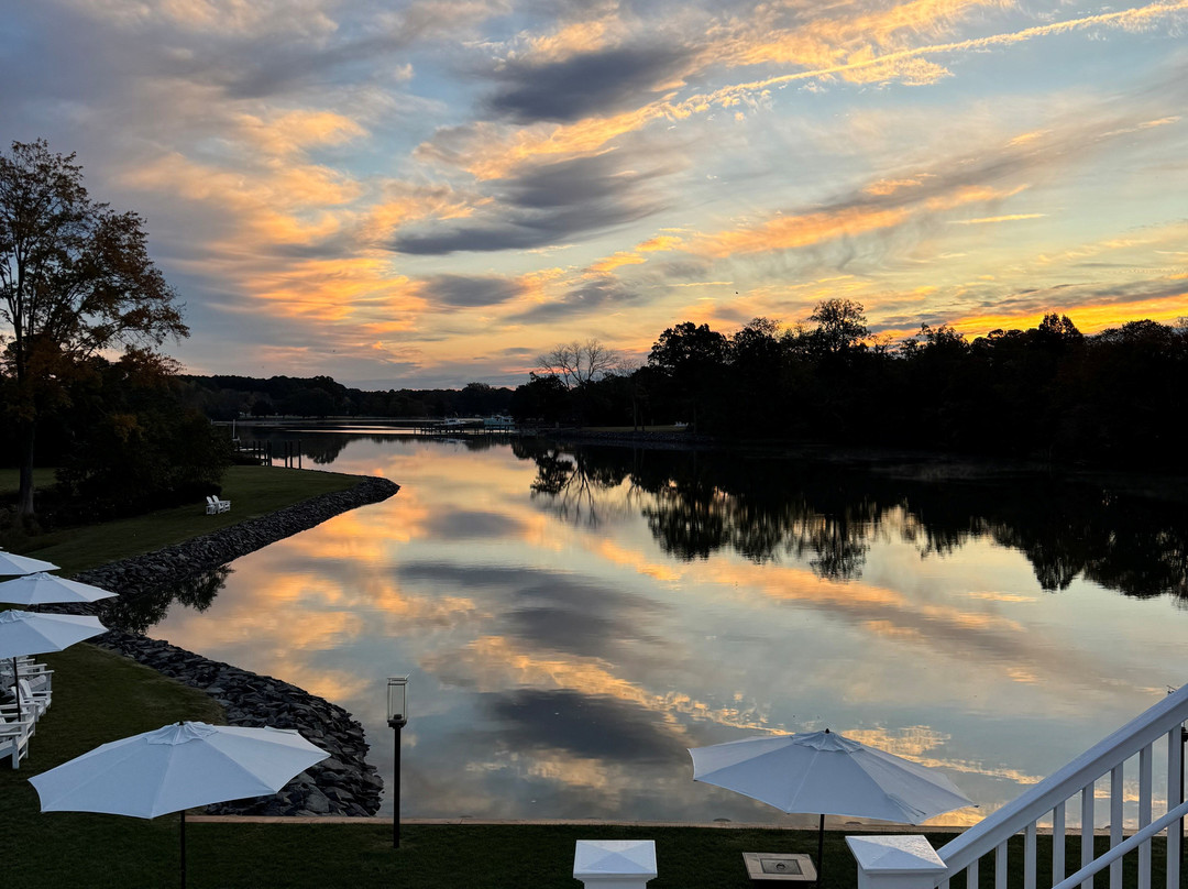 The Oaks Waterfront Hotel主图