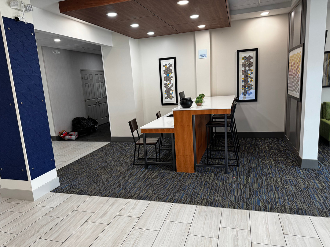 Holiday Inn Express & Suites Coralville by IHG主图