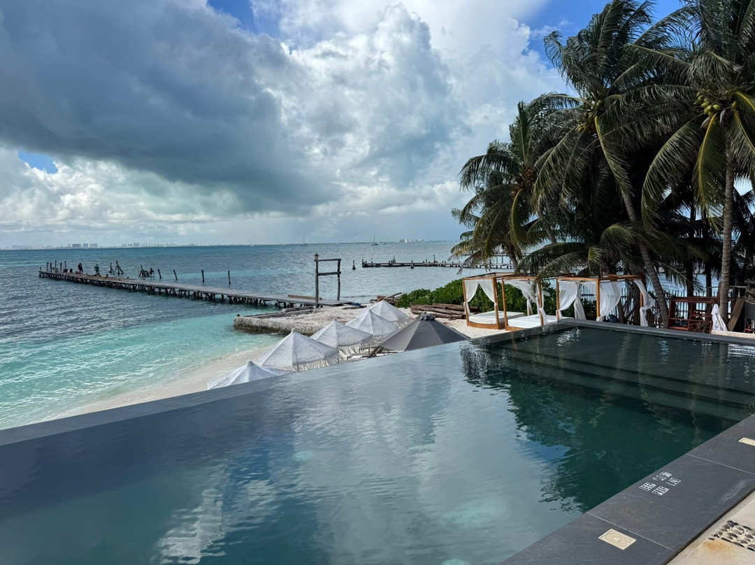 Loretta’s Restaurant & Beach Club