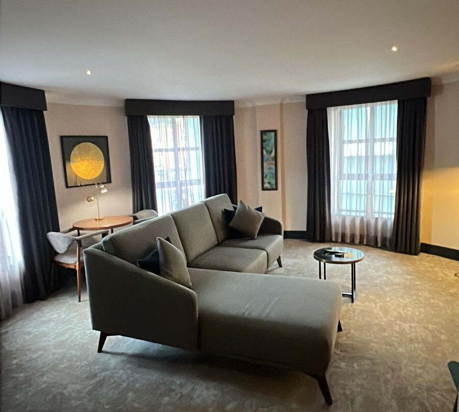 亚历山大饭店主图