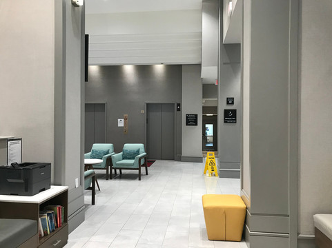 阿灵顿水晶城DCA希尔顿欢朋酒店及套房主图