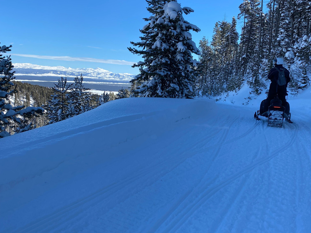 Two Top Snowmobile Rentals and Tours-西黄石镇必去景点