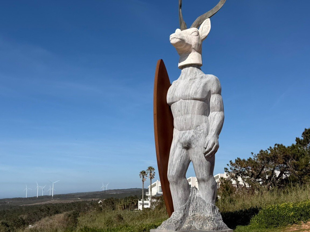 Estatua Homenagem aos surfistas e a Nossa Senhora da Nazare.-纳扎雷必去景点