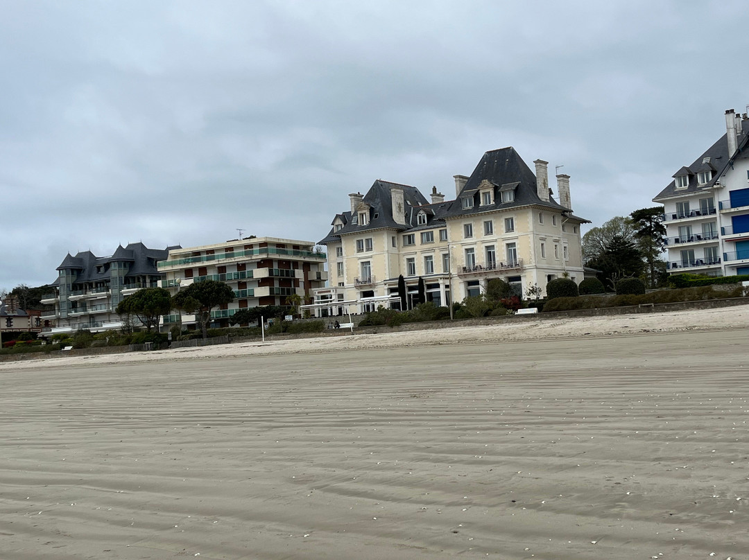 卡罗琳别墅蓝色假日酒店主图