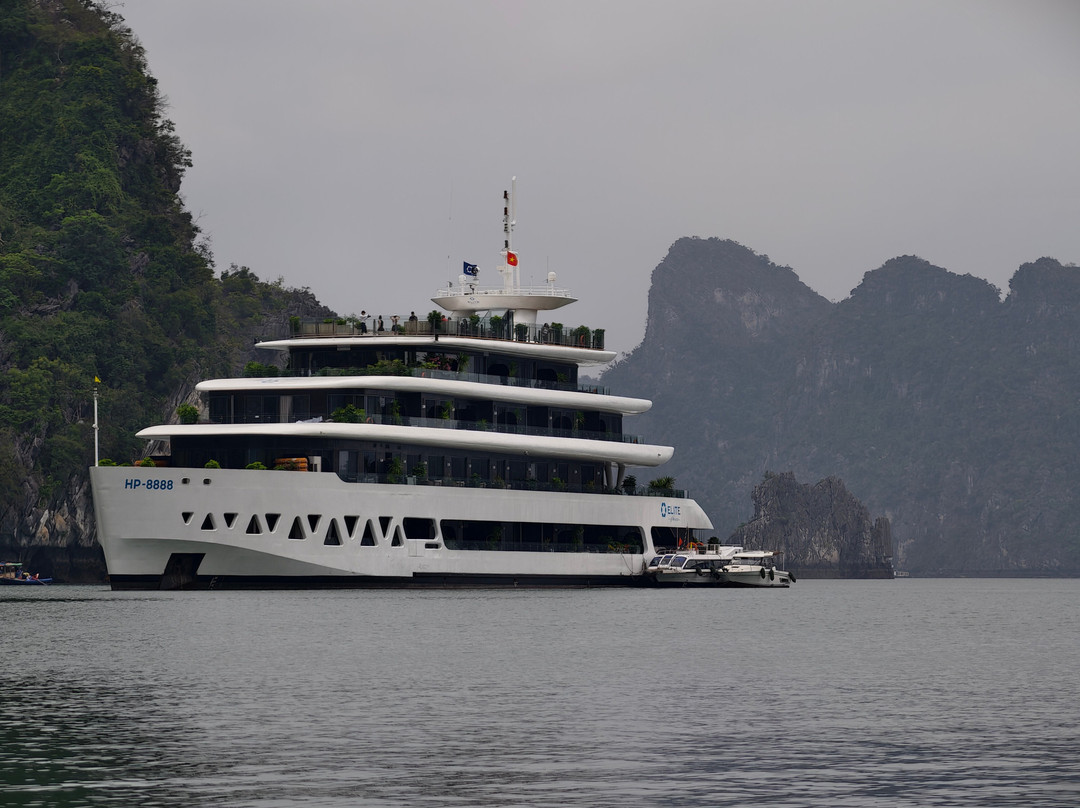 Elite of the Seas-下龙湾必去景点