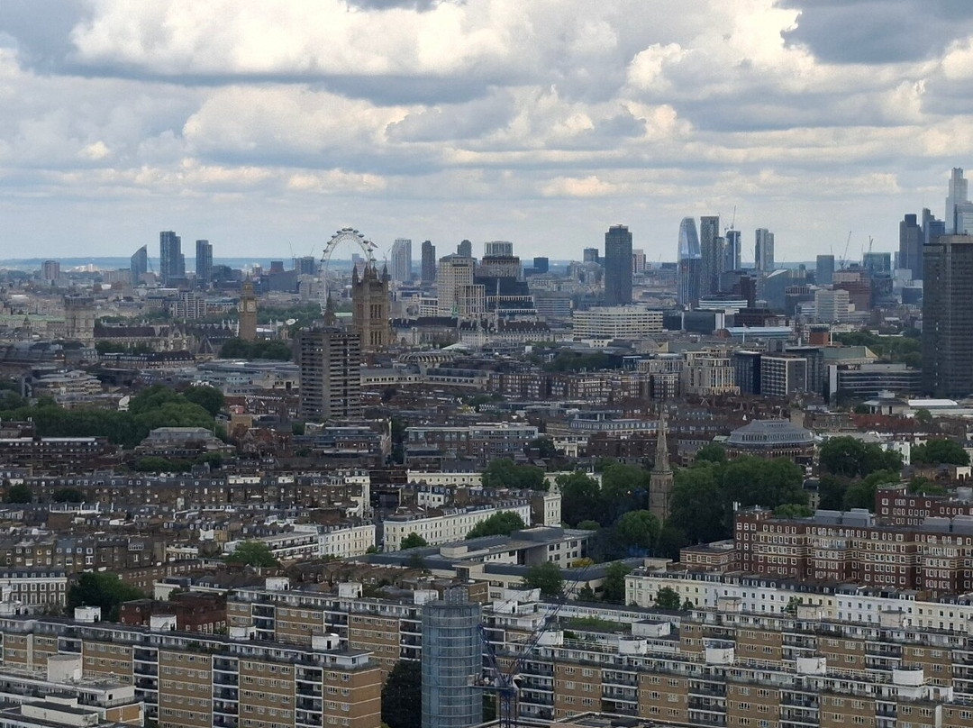 The Chimney Lift at Battersea Power Station-伦敦必去景点