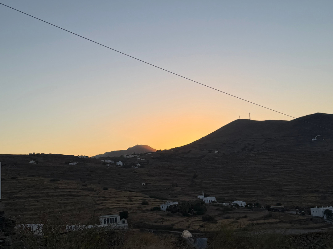 十字路口传统住宿旅馆主图