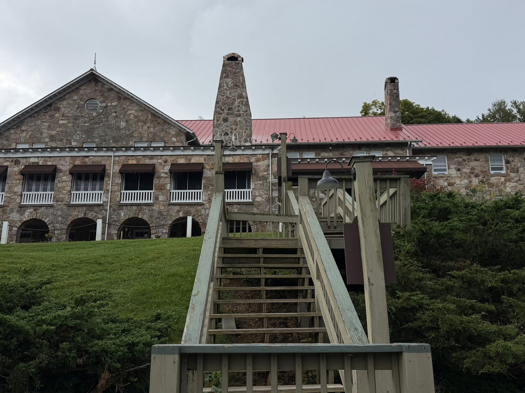 山湖小屋主图