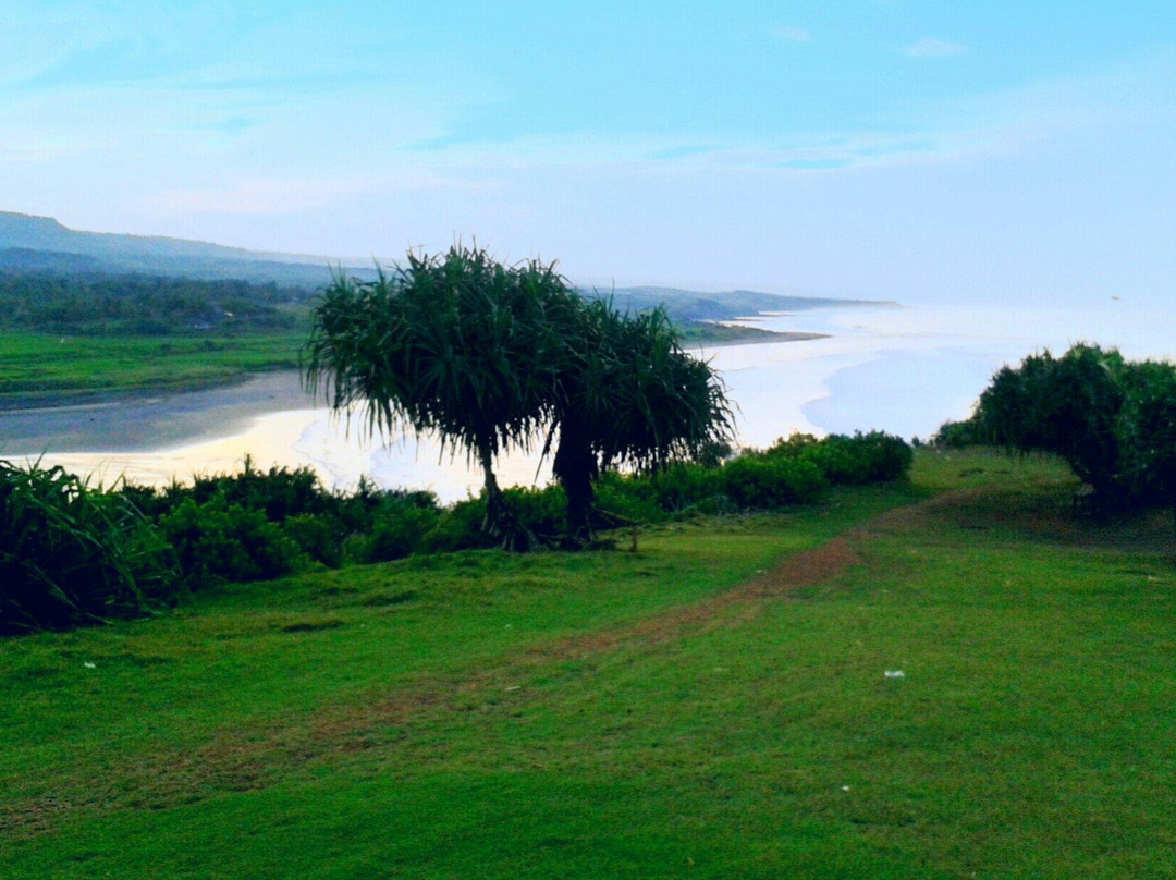 Puncak Guha Beach景点图片