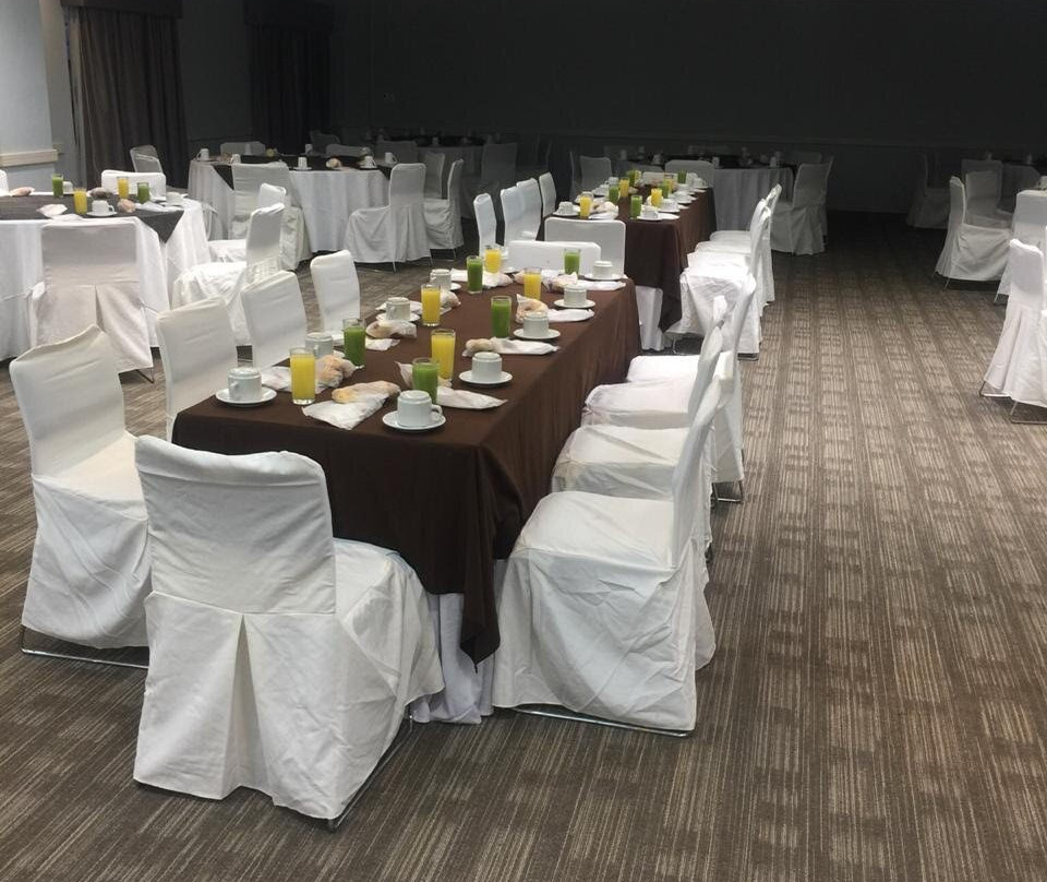 假日酒店度假村主图