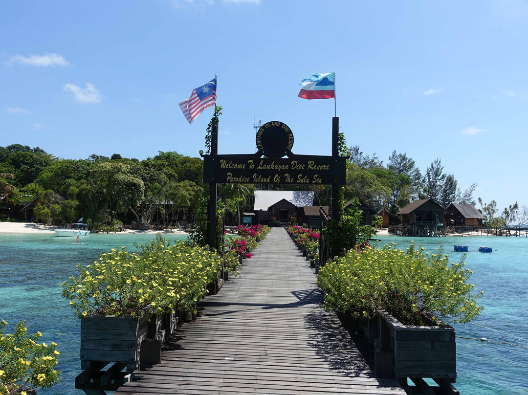 兰卡杨岛潜水度假酒店主图
