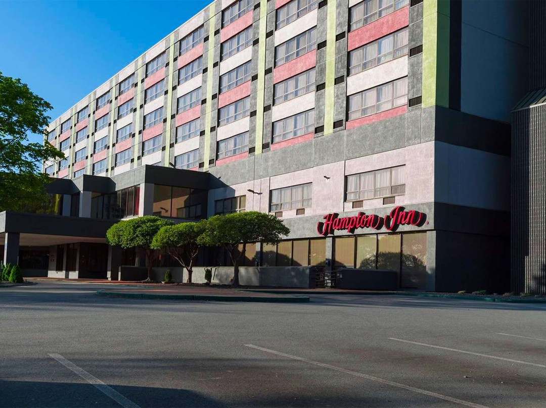 波士顿内蒂克汉普顿酒店主图