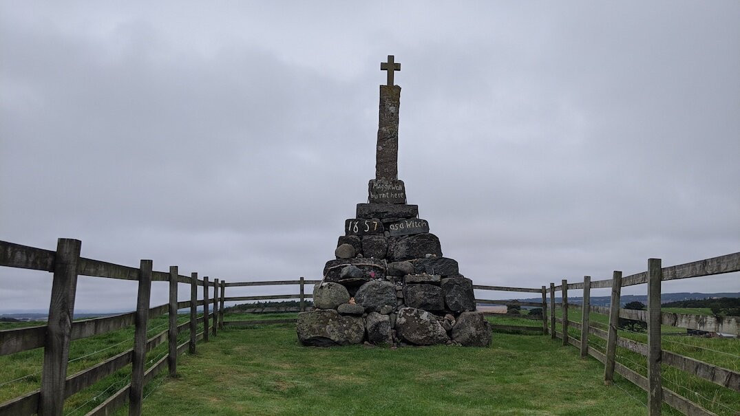 Maggie Wall Witch Monument-Dunning必去景点