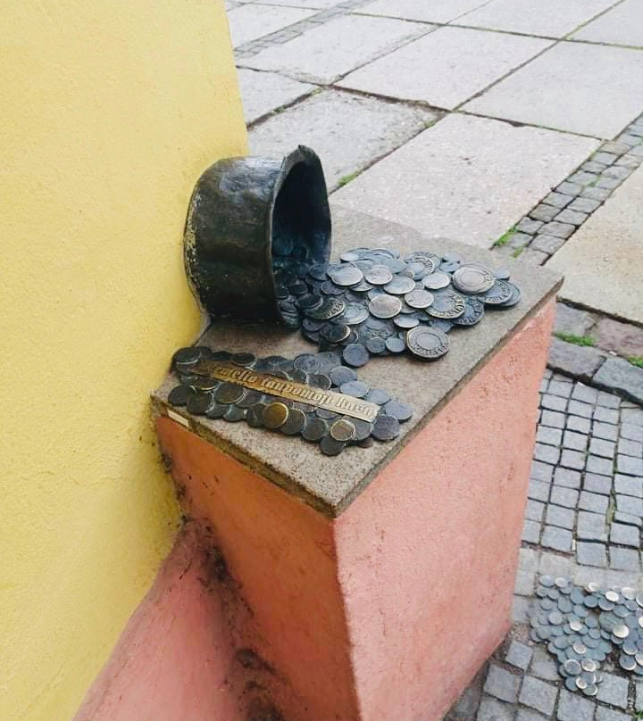 Sculpture The Pot with Money-克莱佩达必去景点