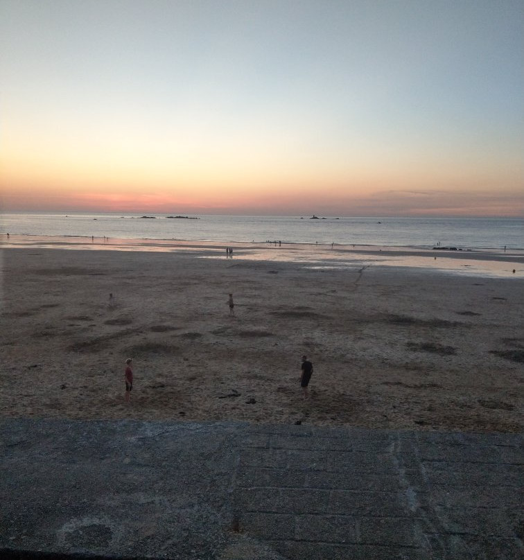 Longchamps Beach景点图片