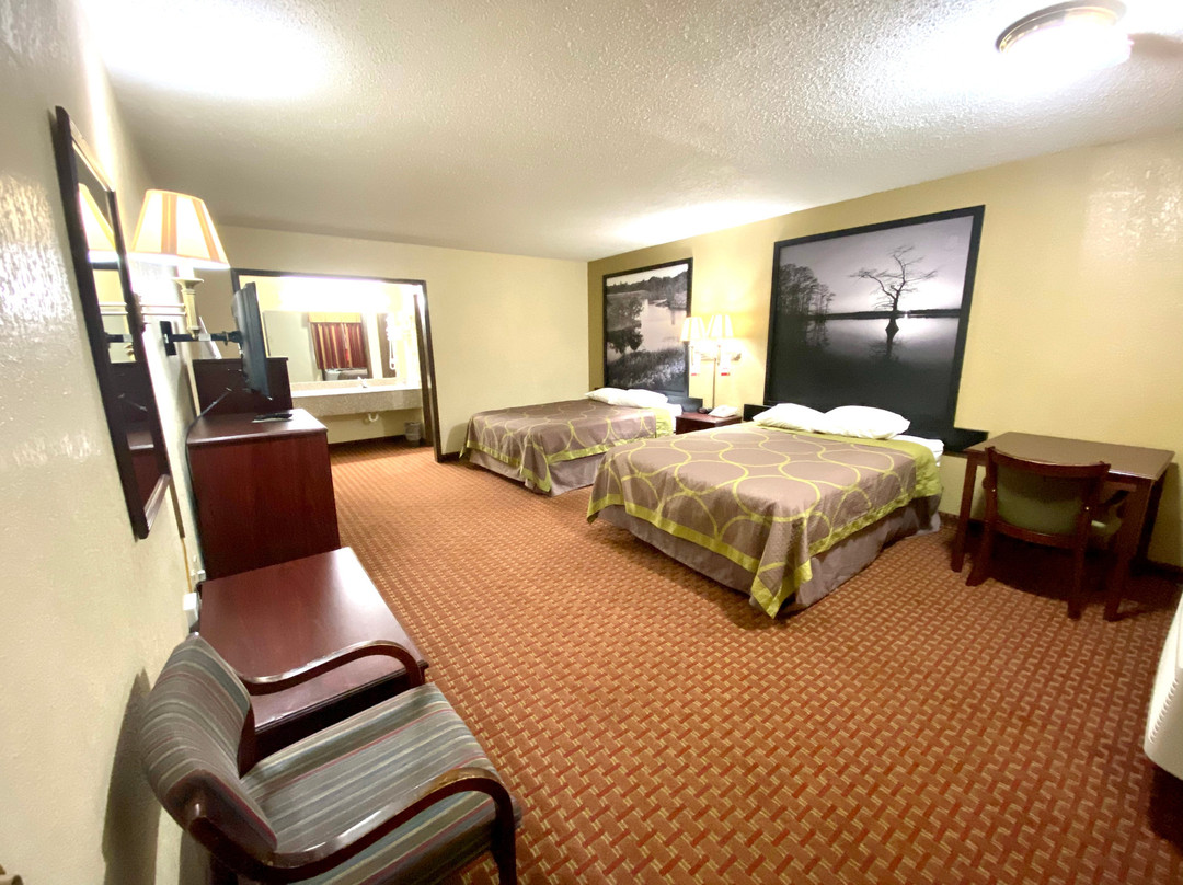 Super 8 by Wyndham Shawnee主图