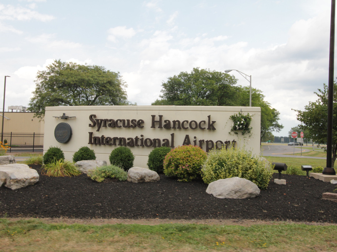 锡拉丘兹机场烛木套房酒店主图